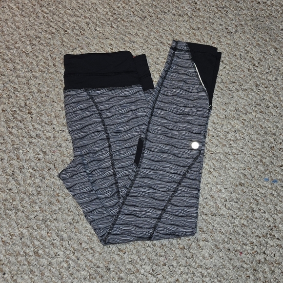 Lululemon Inspire II Tight Legging Black Print Women's Size 6 Luxtreme Run - Picture 2 of 8